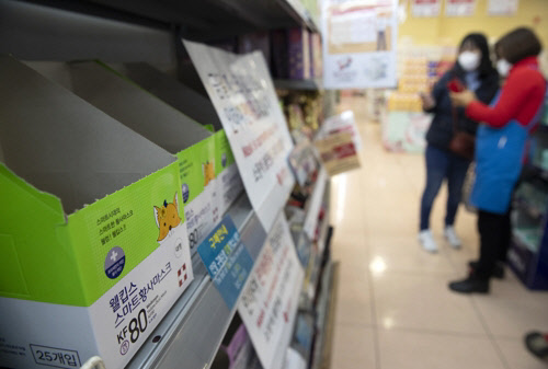 7일 오후 서울 한 대형마트에서 한 외국인이 마스크 재입고 문의를 하고 있다.<연합뉴스>